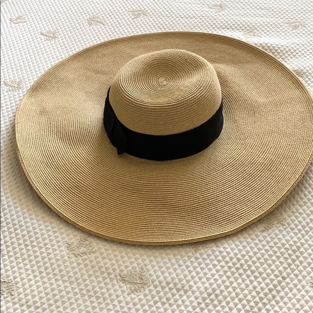 Oversized floppy sun hat